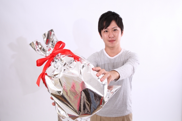 プレゼントを渡す日本人男性